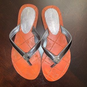 Tommy Bahama Havana pewter metallic leather flip flops sandals size 5